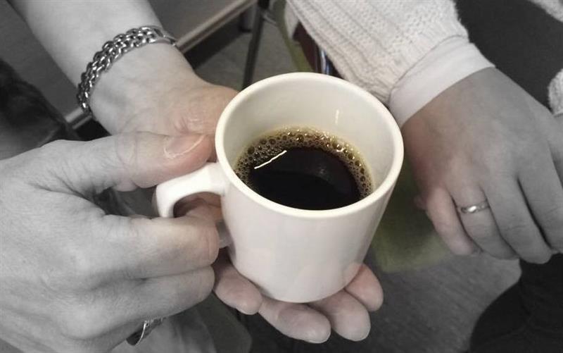 bilde av hender som holder en kaffekopp - Klikk for stort bilde