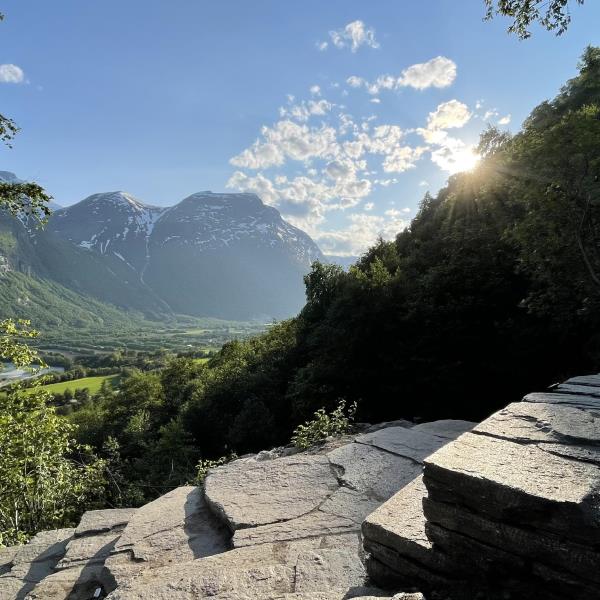 Trappa opp til vinnufossen i sol med oversikt over dalen