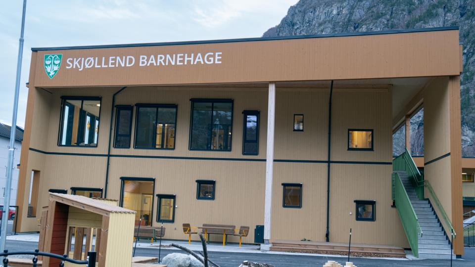 Lenke til artikkel: På innsiden av åpningen av Skjøllend barnehage