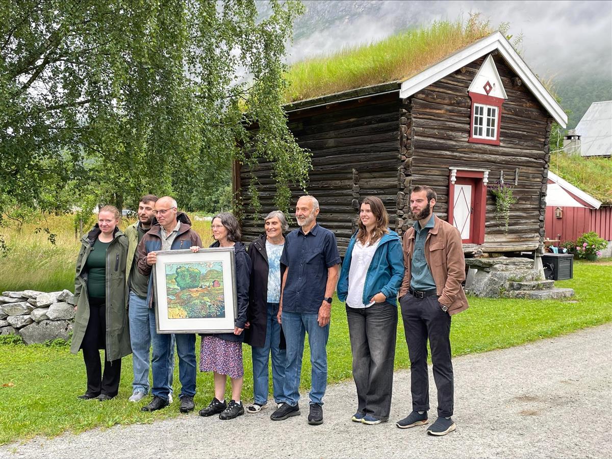 Prisen vises frem foran Flatvad gård - Klikk for stort bilde
