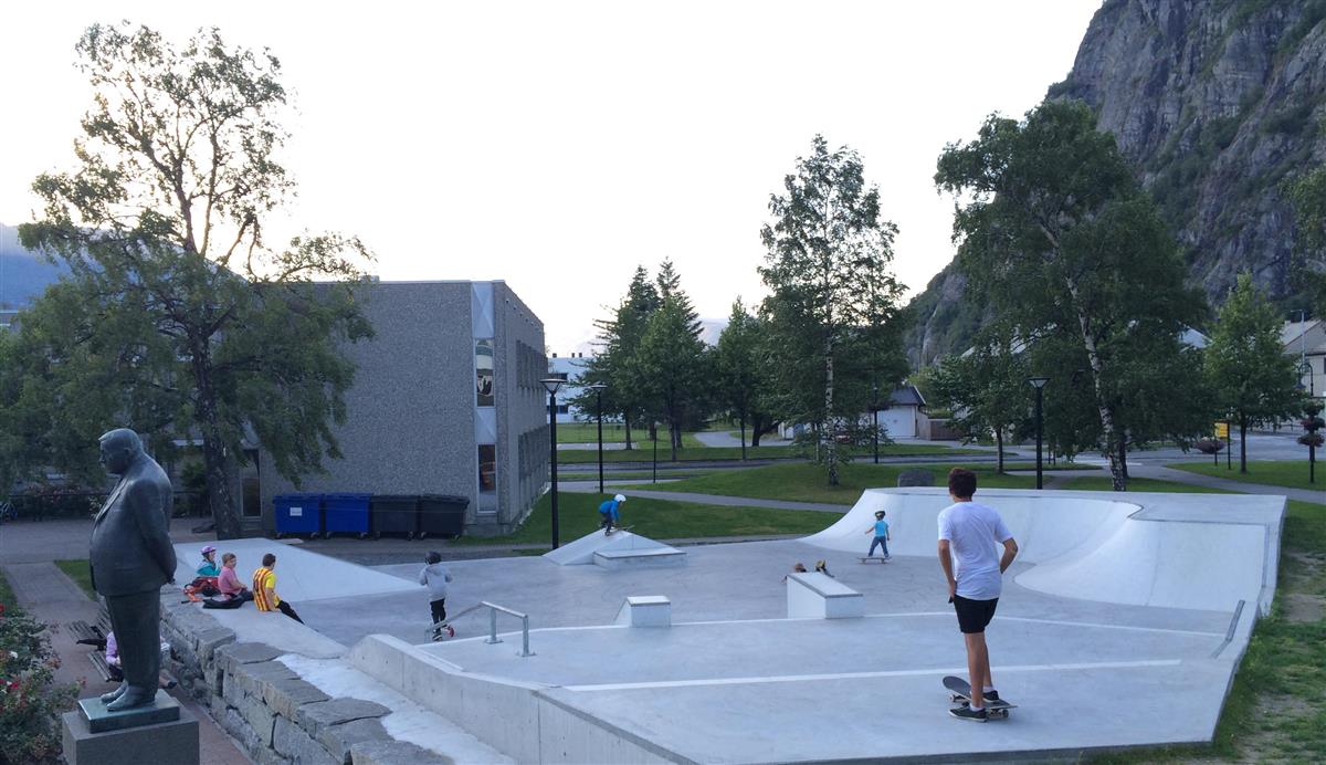 Skatepark utenfor Sunndal rådhus - Klikk for stort bilde