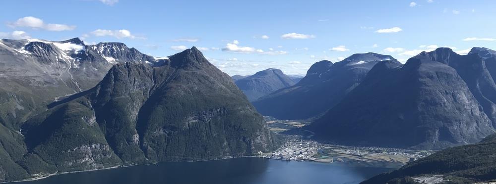 Fjord og fjell - Klikk for stort bilde