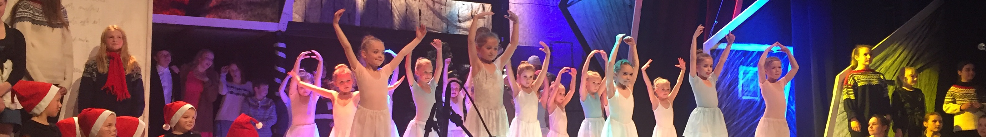 Dansende barn på scenen - Klikk for stort bilde
