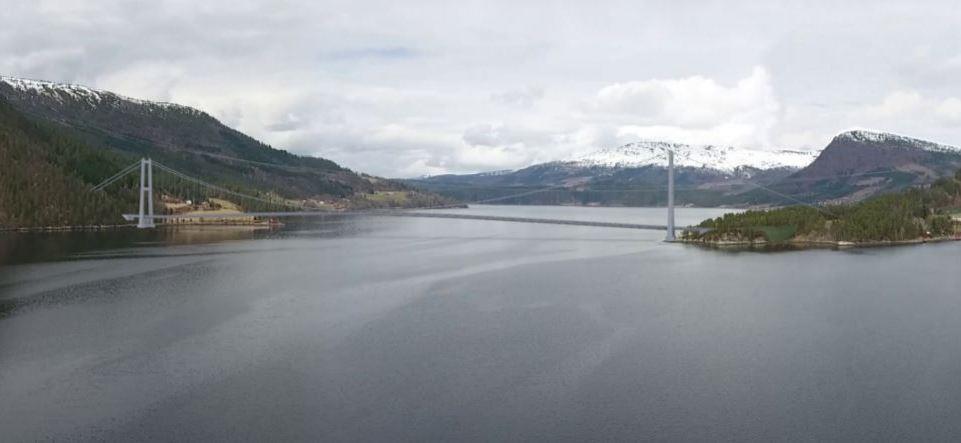 Bro over fjord - Klikk for stort bilde