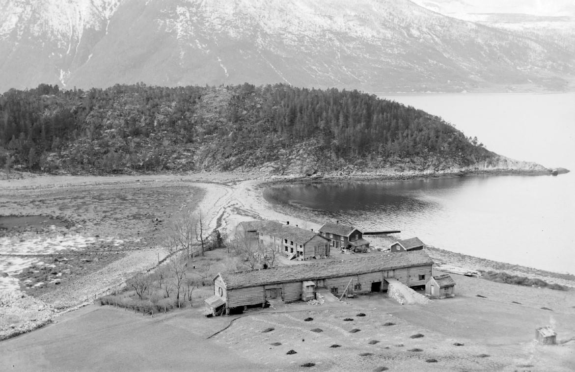 gammelt bilde av gårdsbruk som ligger ved Sunndalsfjorden - Klikk for stort bilde